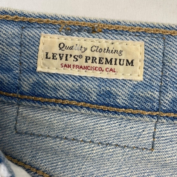 LEVI’S Premium High Loose Jean Light Wash Size 24 x 31” - Picture 6 of 9